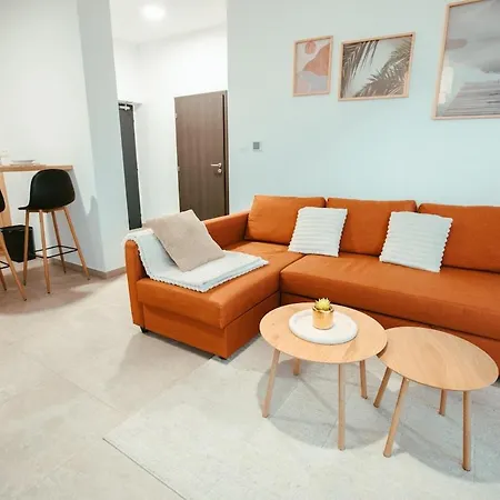 Bright With Balcony And Free Parking *