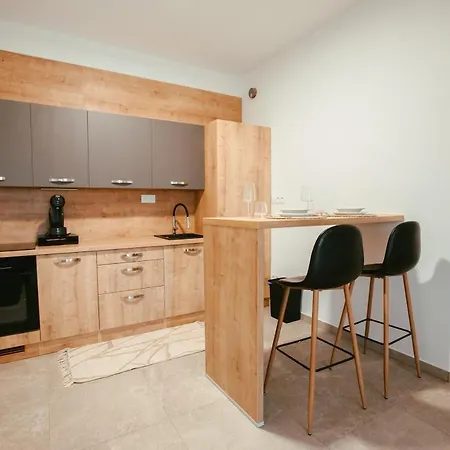 Bright With Balcony And Free Parking *