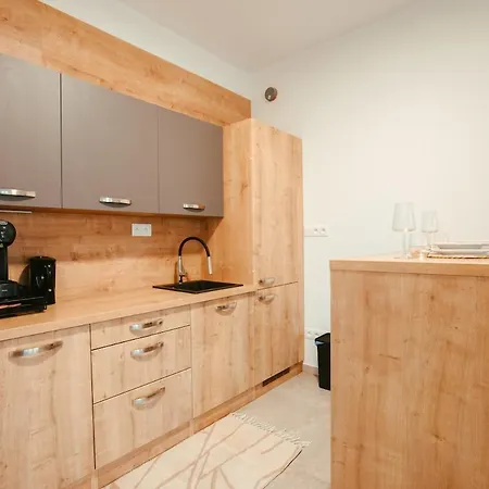 Bright With Balcony And Free Parking شقة Prešov
